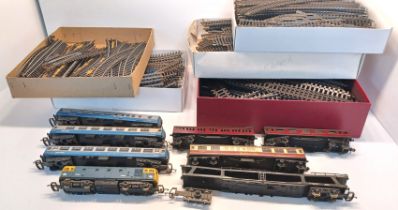 MODEL RAILWAY - INC. DIESEL ENGINE 3 BR BLUE CARRIAGES, OTHER CARIAGES AND 5 BOXES OF TRACK