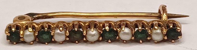 ANTIQUE 9CT GOLD SEEDED PEARLS AND EMERALDS BAR BROOCH 2.6g 30MM LONG 