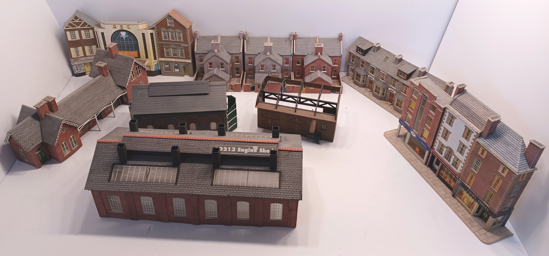 LARGE COLLECTION OF OO GAUGE MODEL RAILWAY BUILDINGS - Image 2 of 4