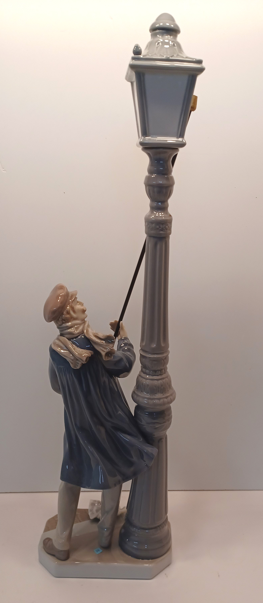 LLADRO FIGURE BOXED - 5205 THE LAMP LIGHTER 47CM TALL - Image 3 of 6
