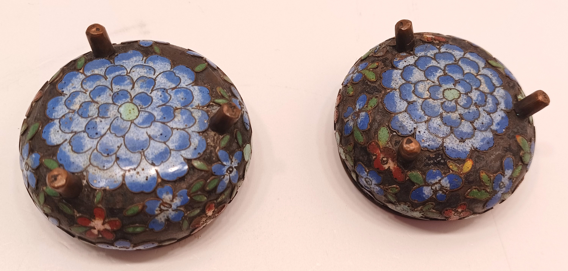 CHINESE CARVED LOTUS PENDANT PROBABLY JADE 72MM DIAMETER, AND 2 CHINESE CLOISONNE MINIATURE FLORAL - Image 5 of 11