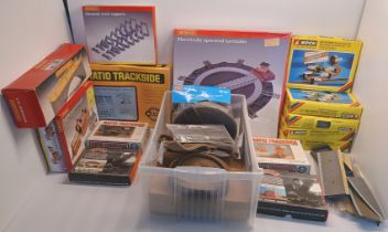 MODEL RAILWAY OO GAUGE HORNBY ELECTRIC TURNTABLE & OTHER ACCESSORIES