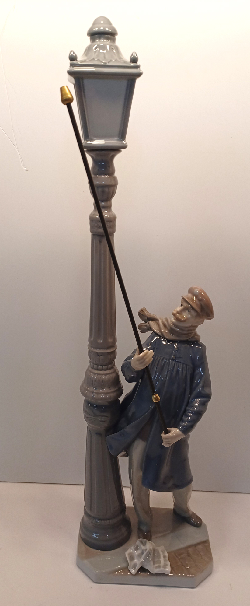 LLADRO FIGURE BOXED - 5205 THE LAMP LIGHTER 47CM TALL - Image 5 of 6