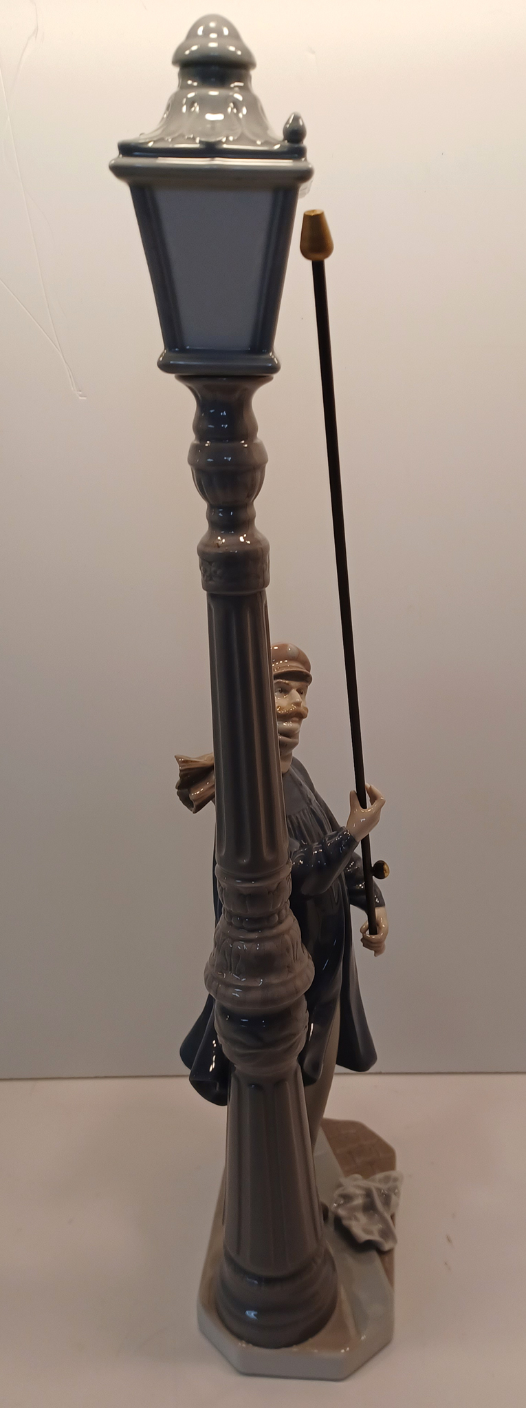 LLADRO FIGURE BOXED - 5205 THE LAMP LIGHTER 47CM TALL - Image 4 of 6