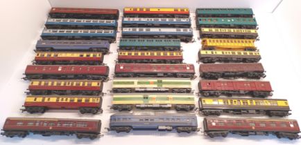 MODEL RAILWAY OO GAUGE COACHES MAINLY HORNBY & TRIANG ALL UNBOXED (27)