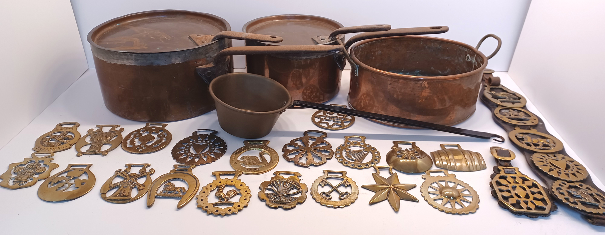 VICTORIAN COPPER PANS LARGEST 26CM DIAMETER, HORSE BRASSES ETC.