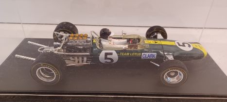 QUARTZO 1:18 SCALE F1 TEAM LOTUS - JIM CLARK IN PERSPEX DISPLAY CASE