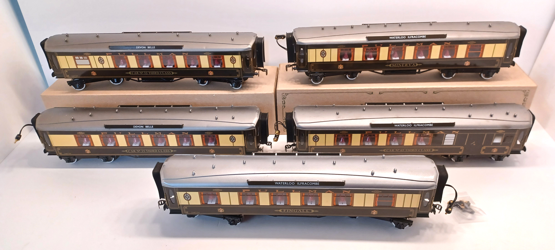 DARSTAED "DEVON BELLE" O GAUGE PULLMAN 5 PIECE COACH SET BOXED SET IN CHOCOLATE & CREAM  - Image 4 of 7