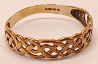 9CT GOLD CELTIC RING SIZE S 1.1g