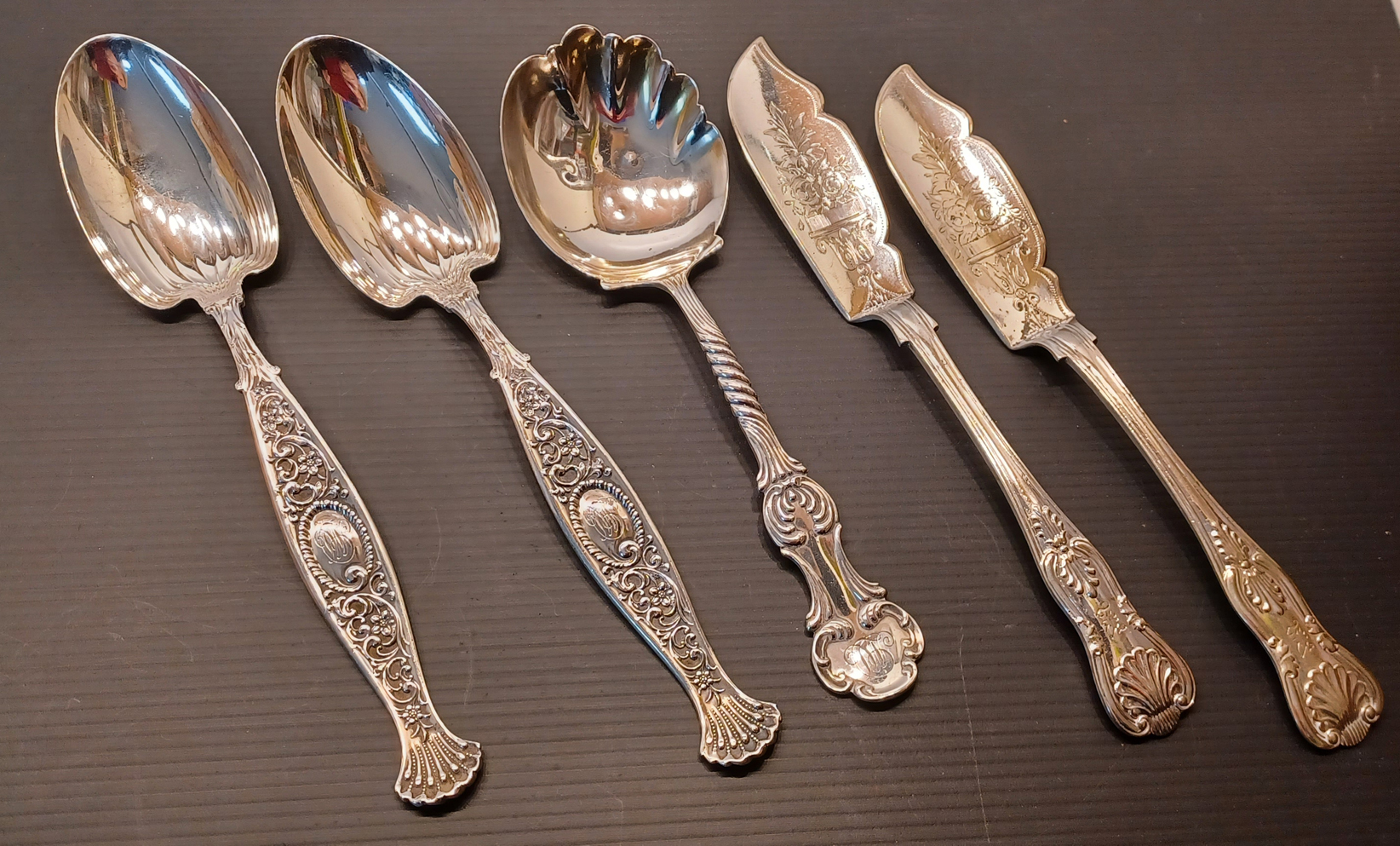 PAIR OF AMERICAN STERLING SILVER DESSERT SPOONS, AND A STERLING SILVER SOUP SPOON TOTAL WEIGHT 171g,