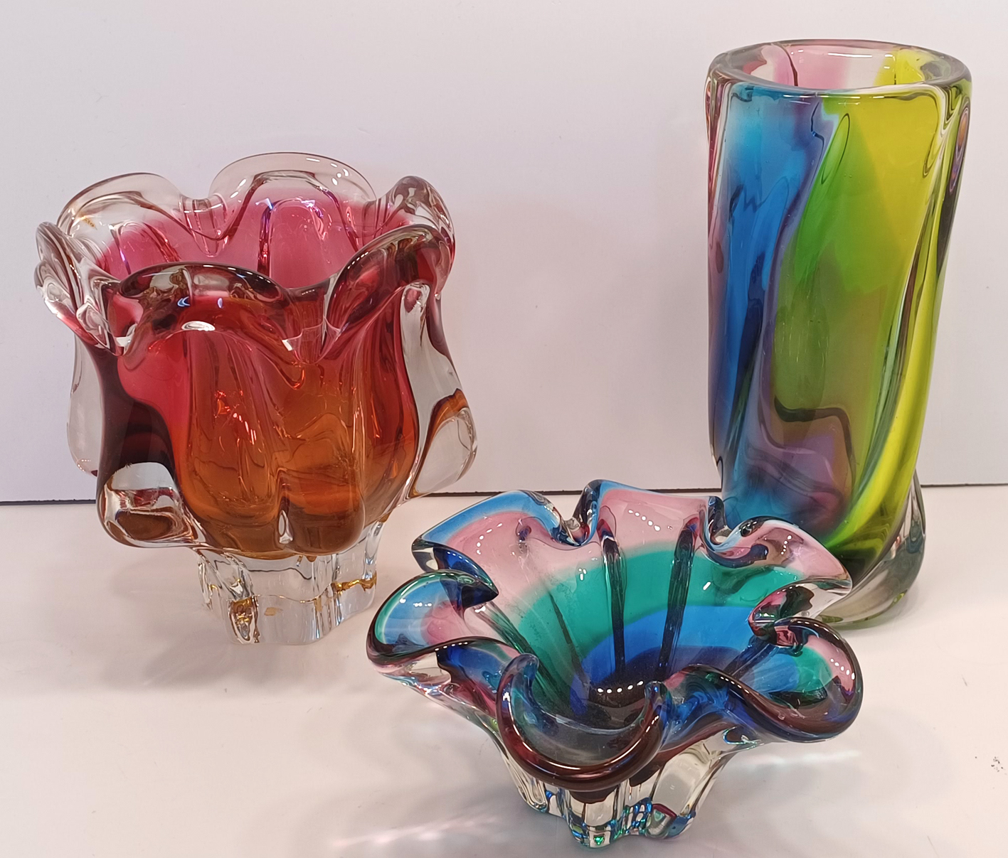 3 ART GLASS VASES TALLEST 23CM INC. RAINBOW AND CRANBERRY PATTERNS