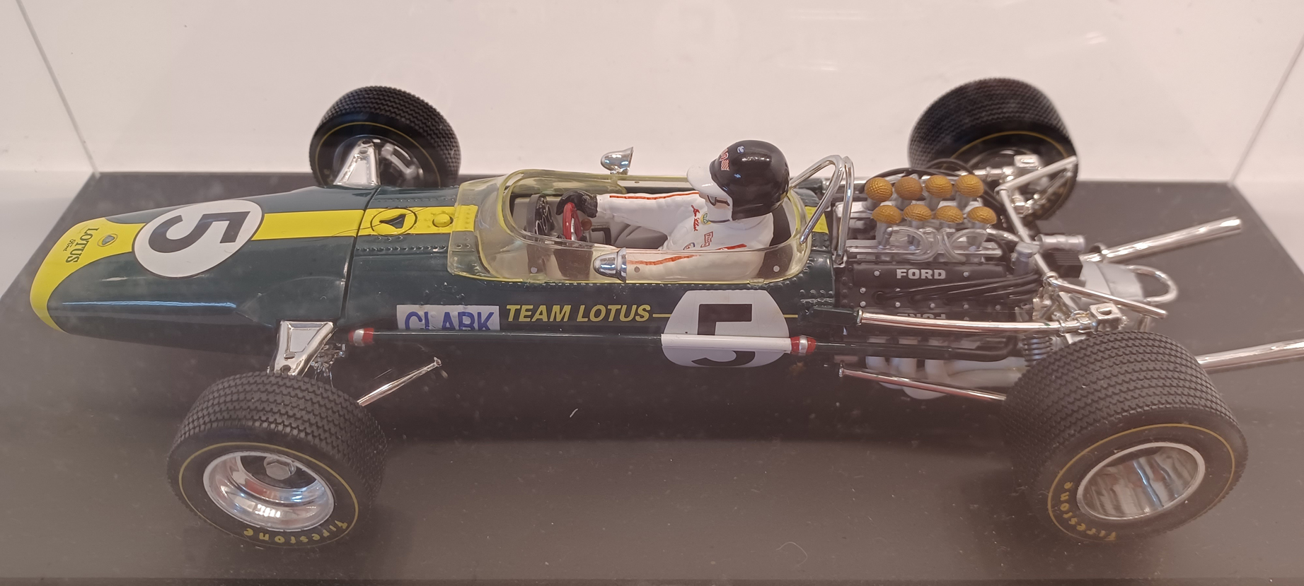 QUARTZO 1:18 SCALE F1 TEAM LOTUS - JIM CLARK IN PERSPEX DISPLAY CASE - Image 2 of 2