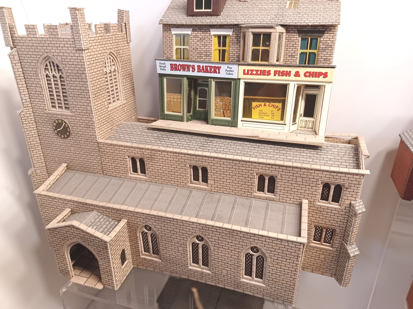 LARGE COLLECTION OF OO GAUGE MODEL RAILWAY BUILDINGS - Image 4 of 4