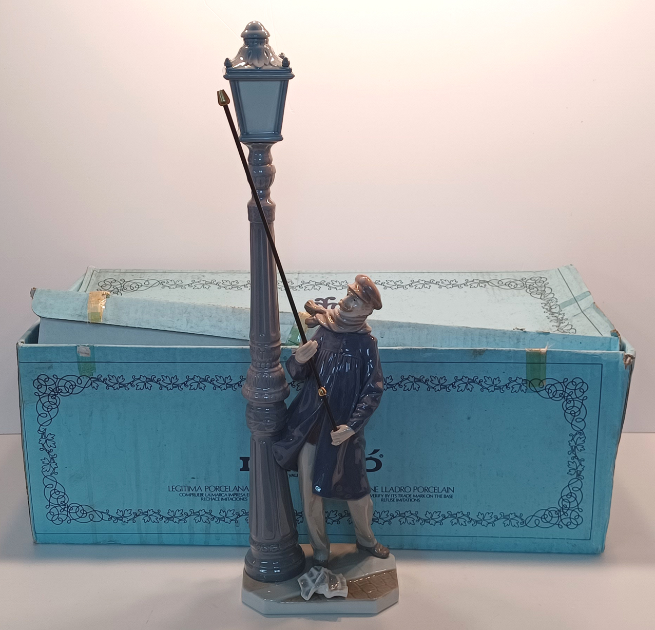 LLADRO FIGURE BOXED - 5205 THE LAMP LIGHTER 47CM TALL