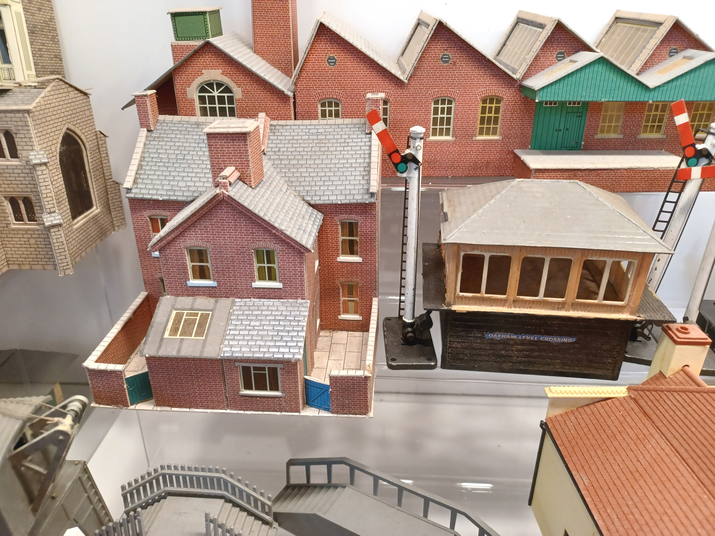 LARGE COLLECTION OF OO GAUGE MODEL RAILWAY BUILDINGS - Image 3 of 4