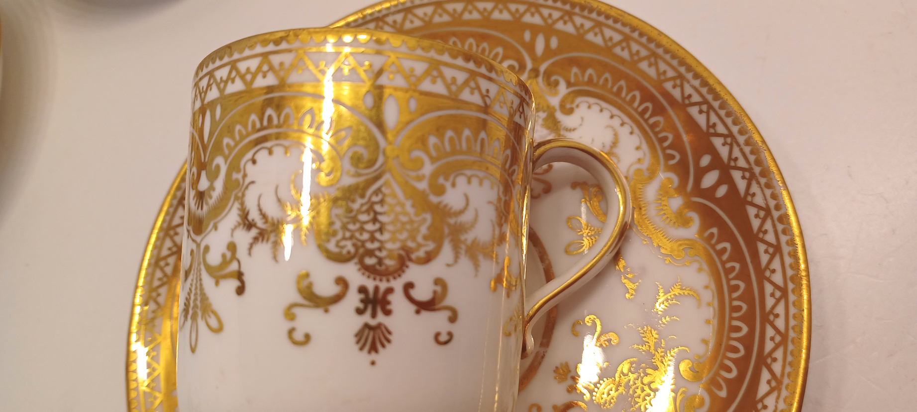 6 COFFEE CANS AND SAUCERS IN GOLD PATTERN - Image 2 of 3