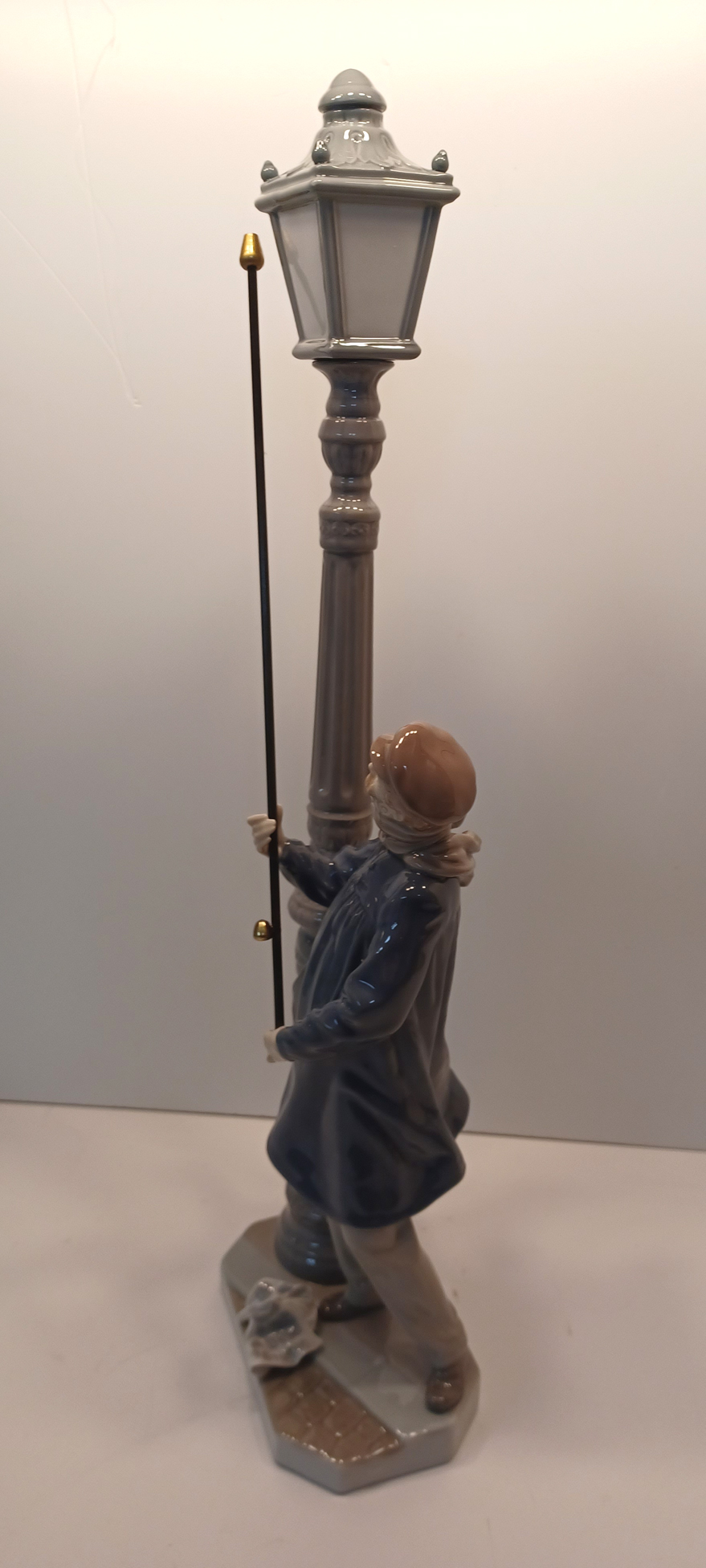 LLADRO FIGURE BOXED - 5205 THE LAMP LIGHTER 47CM TALL - Image 2 of 6