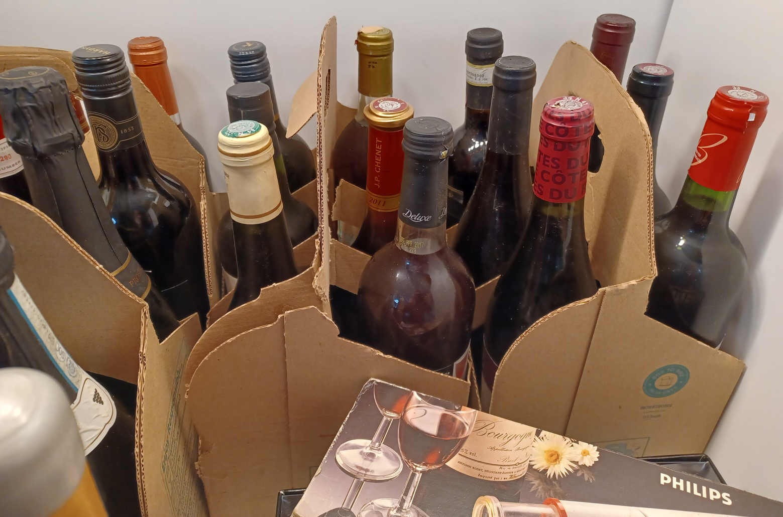 33 UNOPENED BOTTLES OF WINE INC. A PRESENTATION BOX AND BOTTLE OPENER. - Image 3 of 6