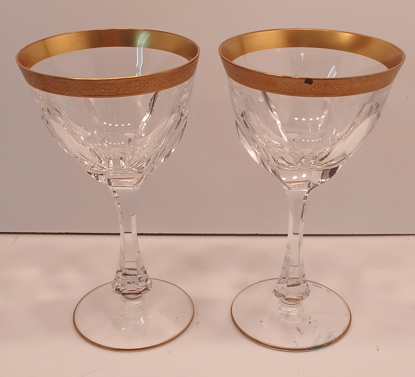 PAIR OF LADY HAMILTON PATTERN GOBLET / WINE GLASSES WITH GILT RIMS 17.5CM TALL, CANADIAN BMP VASE - Image 3 of 6