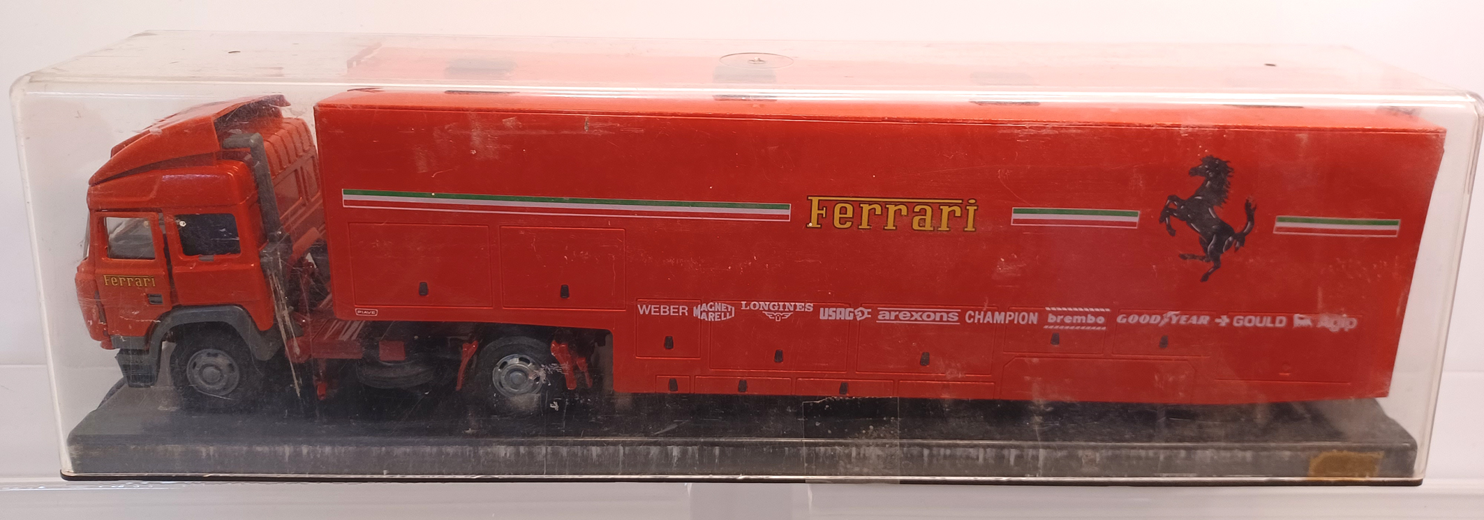 OLD CARS 1/43 SCALE FERRARI F1 IVECO TRANSPORTER IN PERSPEX CASE - Image 2 of 2