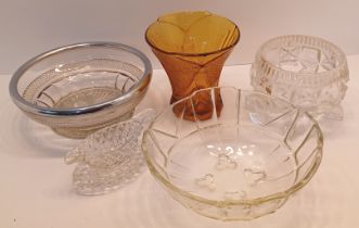 AMBER STYLE DAVIDSON'S VASE, 4 OTHER CLEAR GLASSWARE