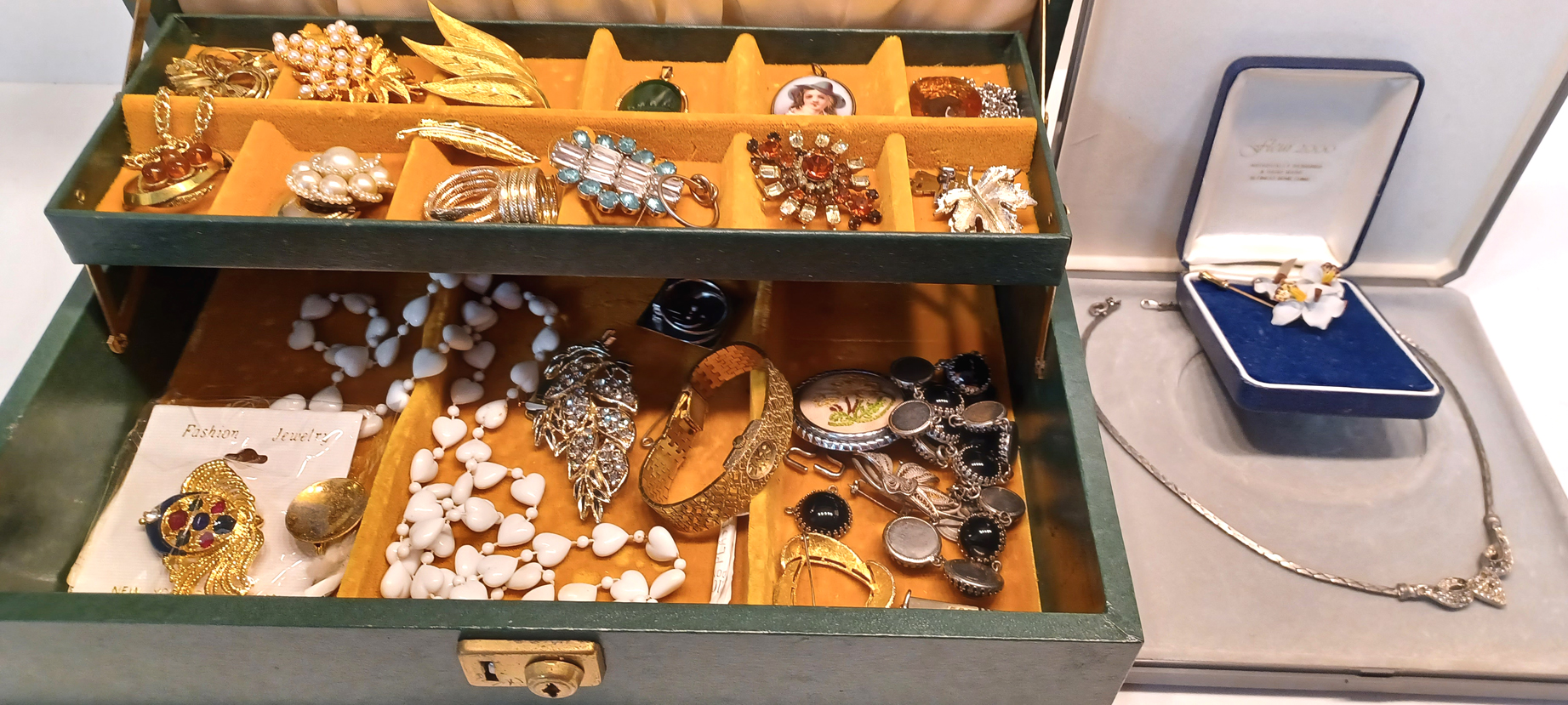GREEN JEWELLERY BOX WITH MAINLY COSTUME BROOCHES INC. ROTARY LADIES WATCH ETC.