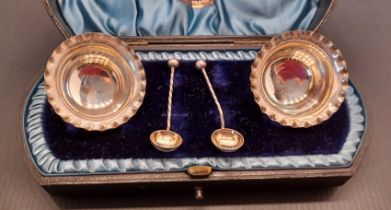 PAIR SILVER SALT DISHES WITH SPOONS CHESTER 1902 CASED