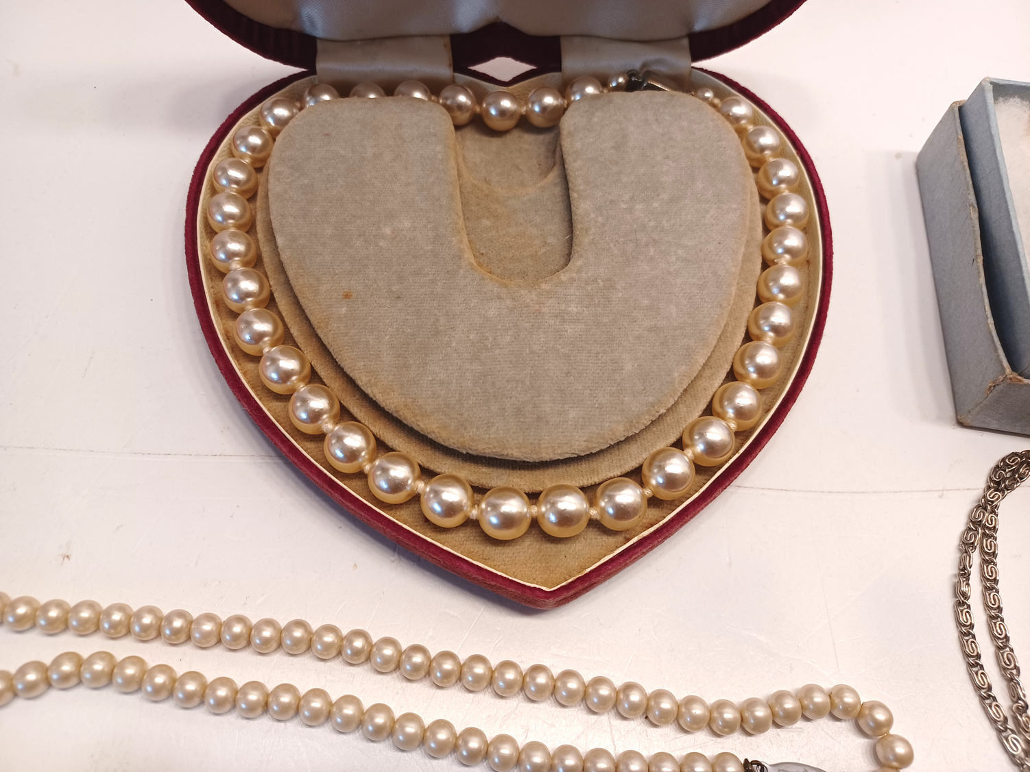 BOX OF COSTUME JEWELLERY INC. PEARL NECKLACES - Image 4 of 5