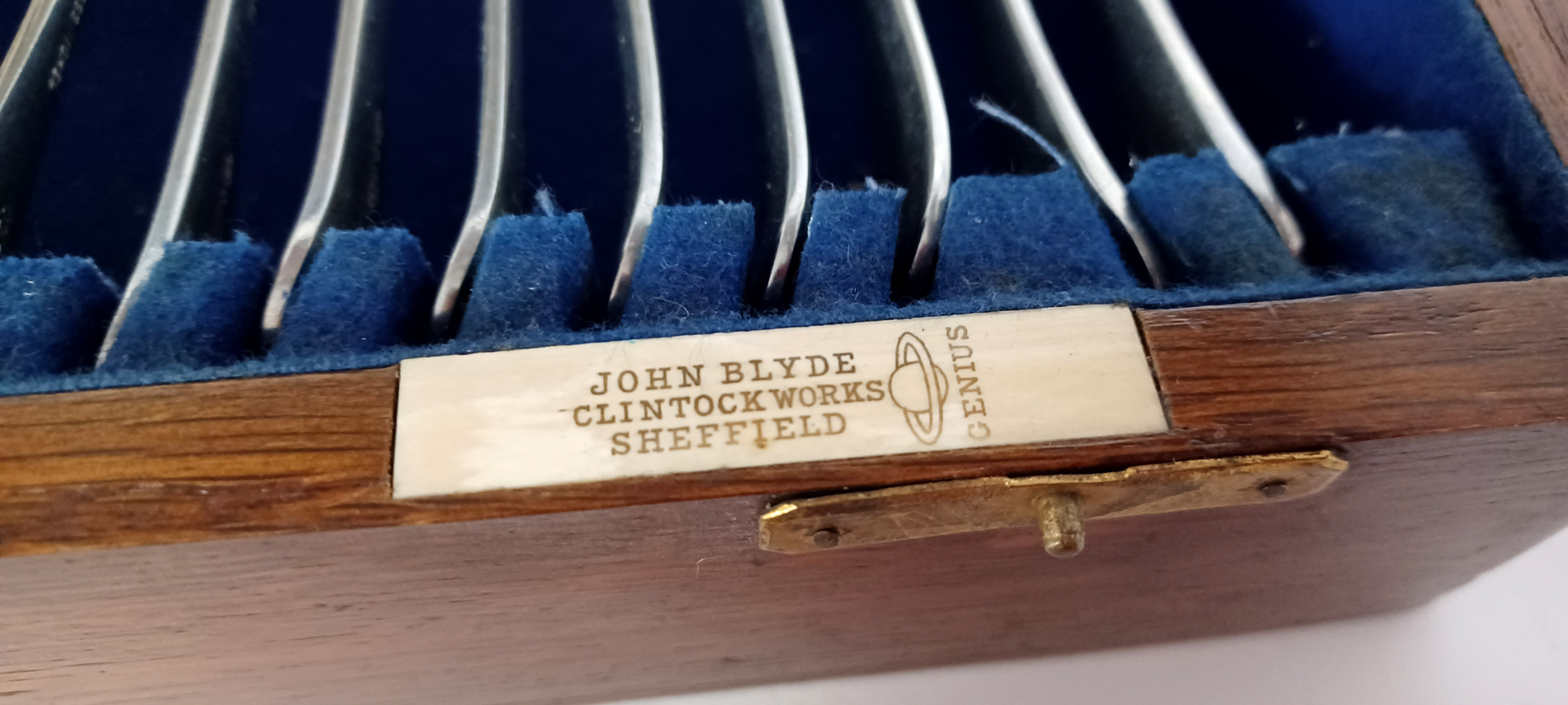 JOHN BLYDE CLINTOCK WORKS SHEFFIELD STAINLESS 50 PIECES GOOD QUALITY CUTLERY SET IN OAK CASE - Image 3 of 3