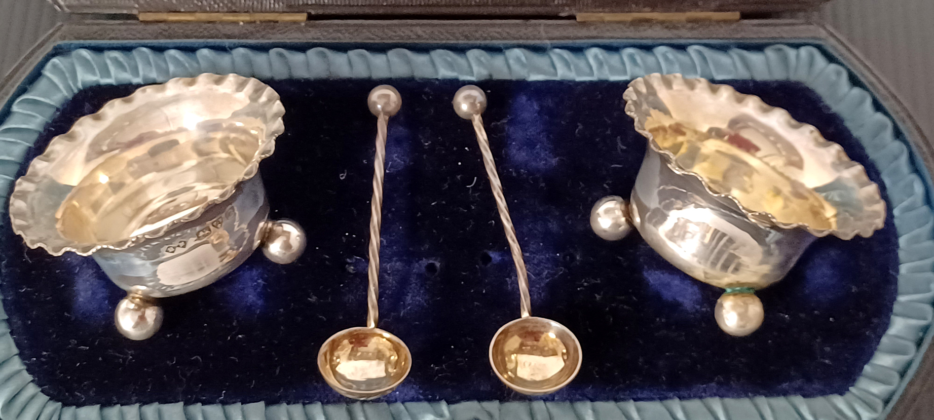 PAIR SILVER SALT DISHES WITH SPOONS CHESTER 1902 CASED - Image 3 of 3