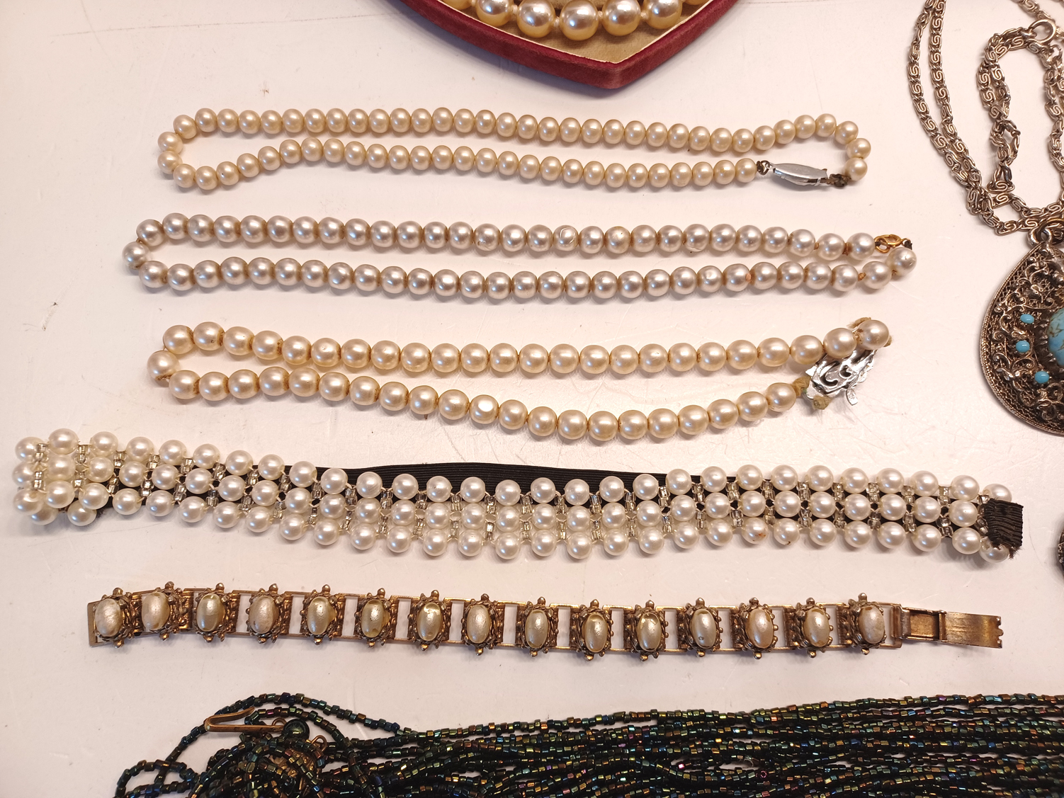 BOX OF COSTUME JEWELLERY INC. PEARL NECKLACES - Image 3 of 5
