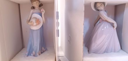 2 LLADRO BOXED FIGURES 05648 MUCHACHA ADORNANDO PAMELA COURTNEY AND 06276 CHIQUITINA ROSE IRIS