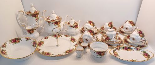 ROYAL ALBERT 'OLD COUNTRY ROSES' 28 PIECES TEA WARE