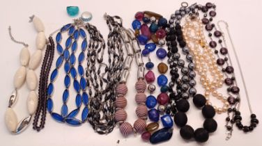 COSTUME JEWELLERY - TUB OF BEADED NECKLACES AND 2 RINGS