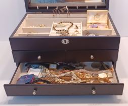 BROWN JEWELLERY BOX WITH MAINLY VINTAGE COSTUME JEWELLERY