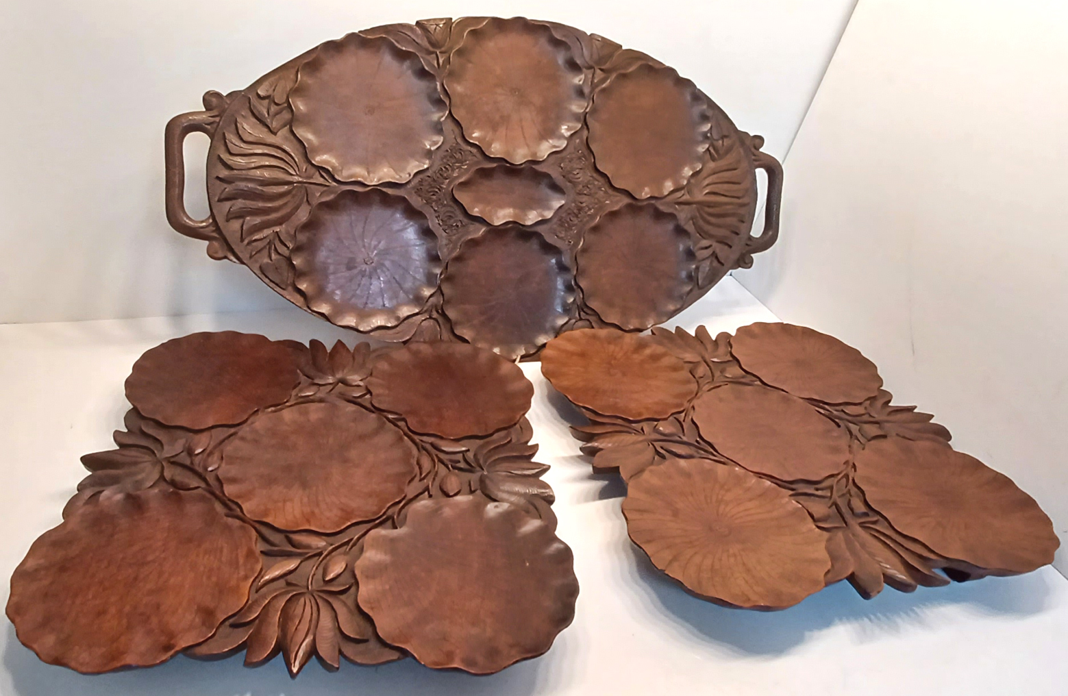 TWO 1930'S INDIAN HAND CARVED DISH TOP TRIPOD OCCASIONAL TABLES AND MATCHING TRAY WITH FLORAL DETAIL - Image 3 of 4