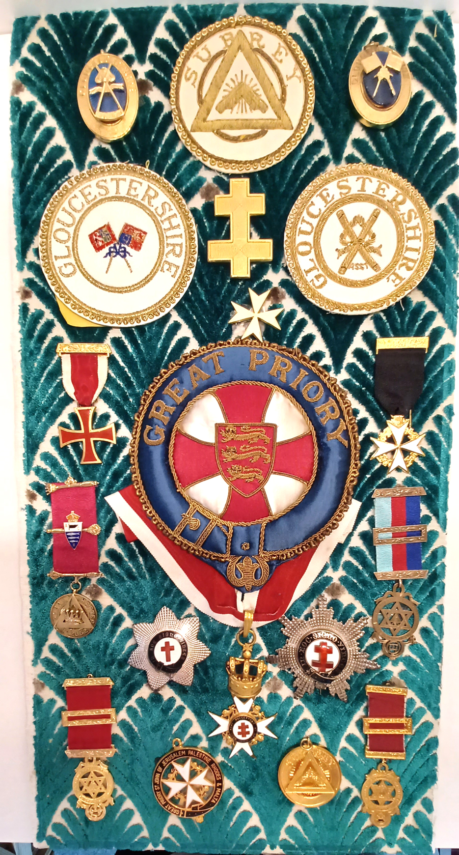 MASONIC FRAMED DISPLAY 19 MEDALS/MEDALLIONS PRESENTED TO E. COMP. H.T. GRIMBLY IN A APPRECATION OF 