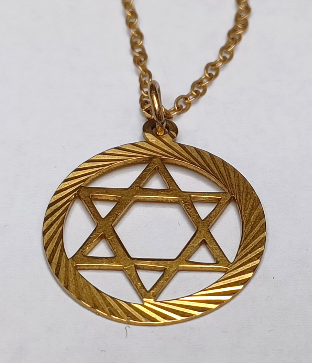 9CT GOLD STAR OF DAVID PENDANT AND 9CT GOLD CHAIN 16" LONG. 2.2g 