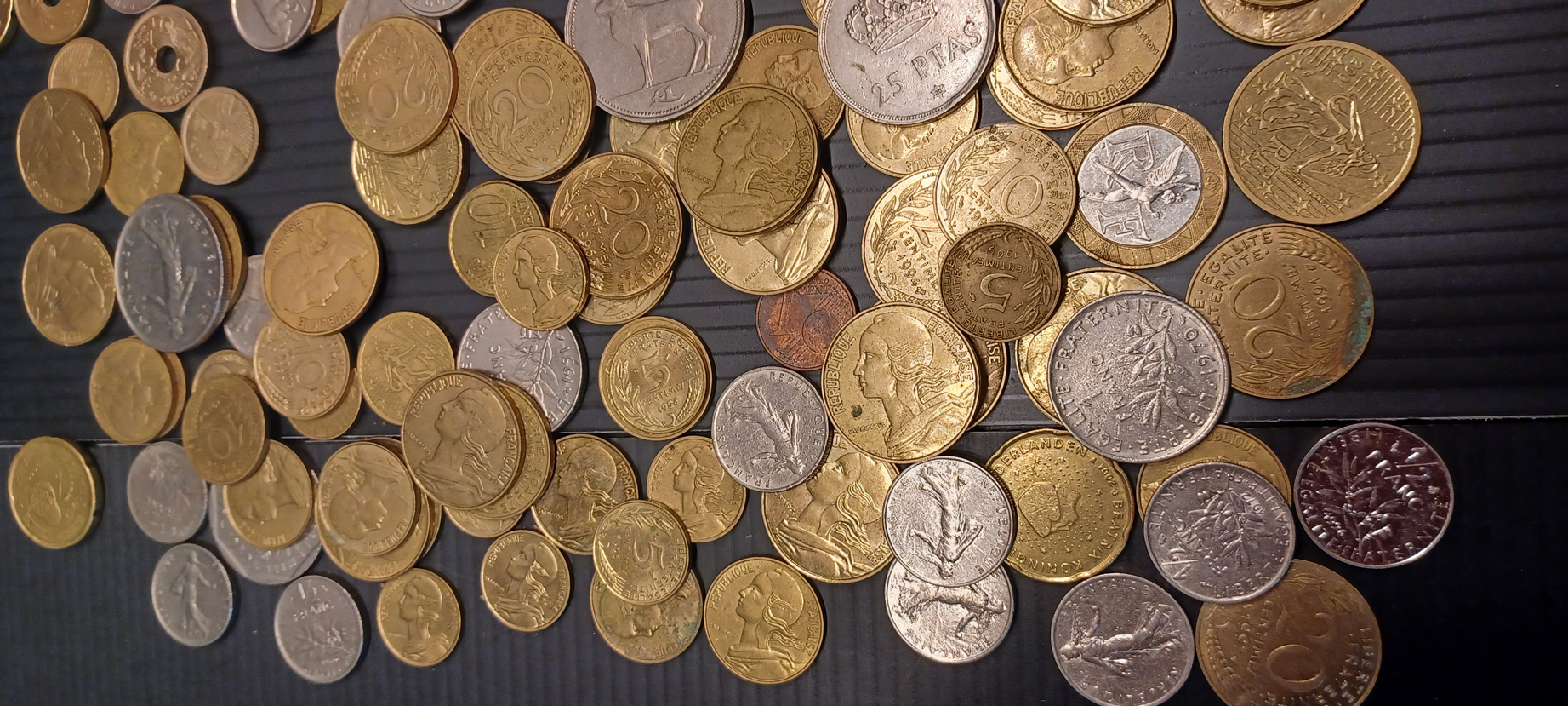 RED TUB OF FOREIGN COINS - Image 3 of 4