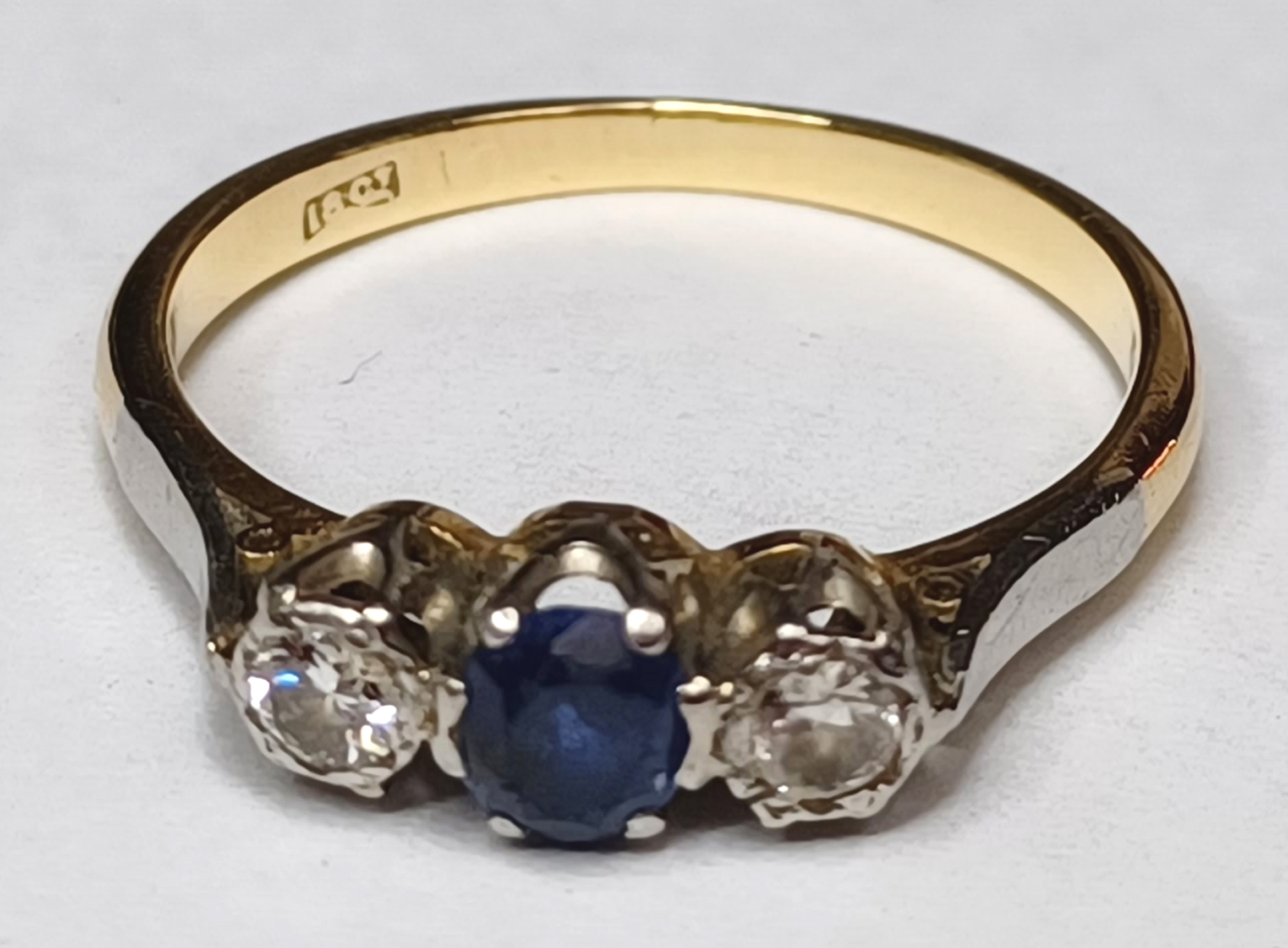 18CT SAPPHIRE AND DIAMONDS RING SIZE L 2.4g - Image 2 of 5