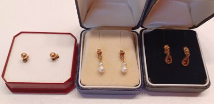 3 PAIRS OF EARRINGS, A 9CT GOLD CITRINE, PEARL AND STUDS BOTH HALLMARKED ON BUTTERFLIES 2g TOTAL WE