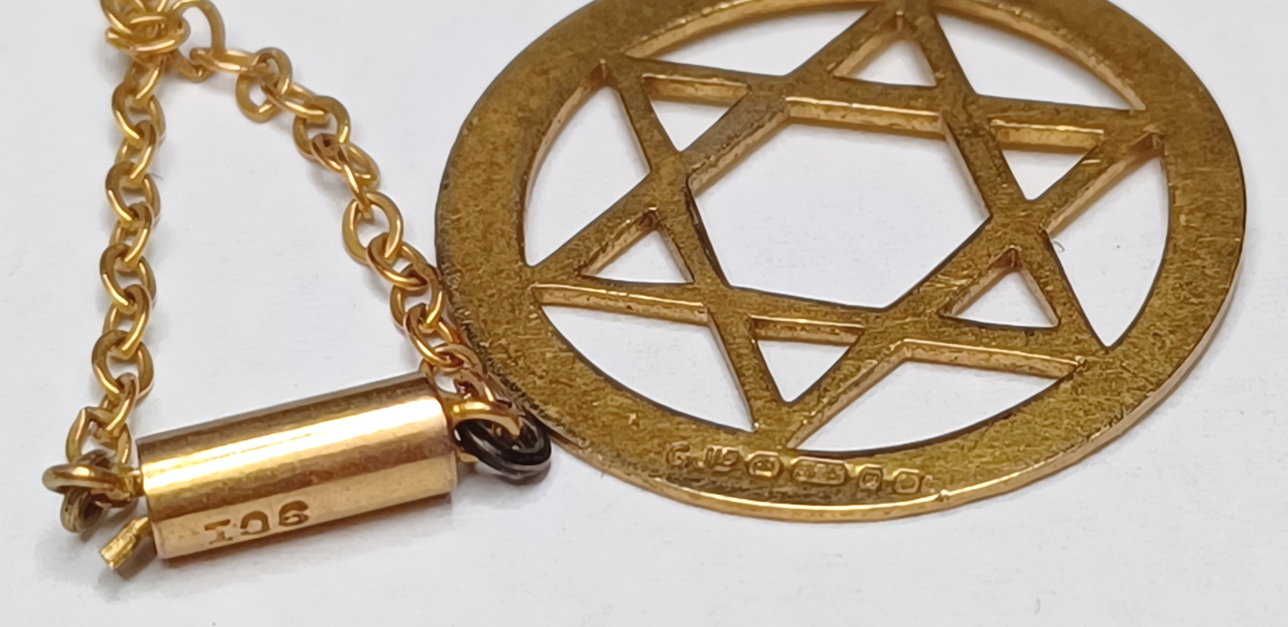 9CT GOLD STAR OF DAVID PENDANT AND 9CT GOLD CHAIN 16" LONG. 2.2g  - Image 2 of 2