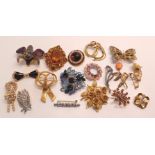 BAG OF 18 VINTAGE BROOCHES 