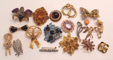 BAG OF 18 VINTAGE BROOCHES