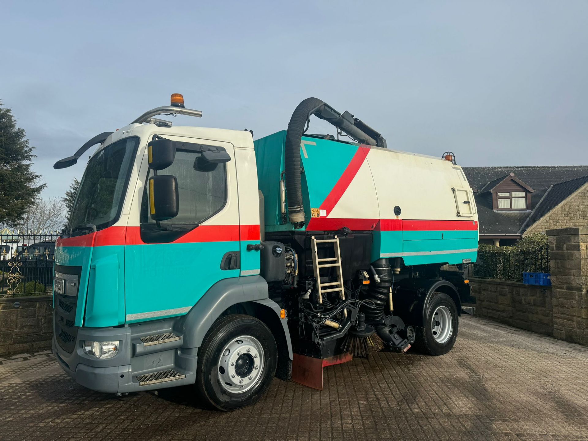 2014 DAF LF 220 FA VT651 Johnston ROAD SWEEPER EURO 6 TWIN SWEEP *PLUS VAT* - Image 2 of 16