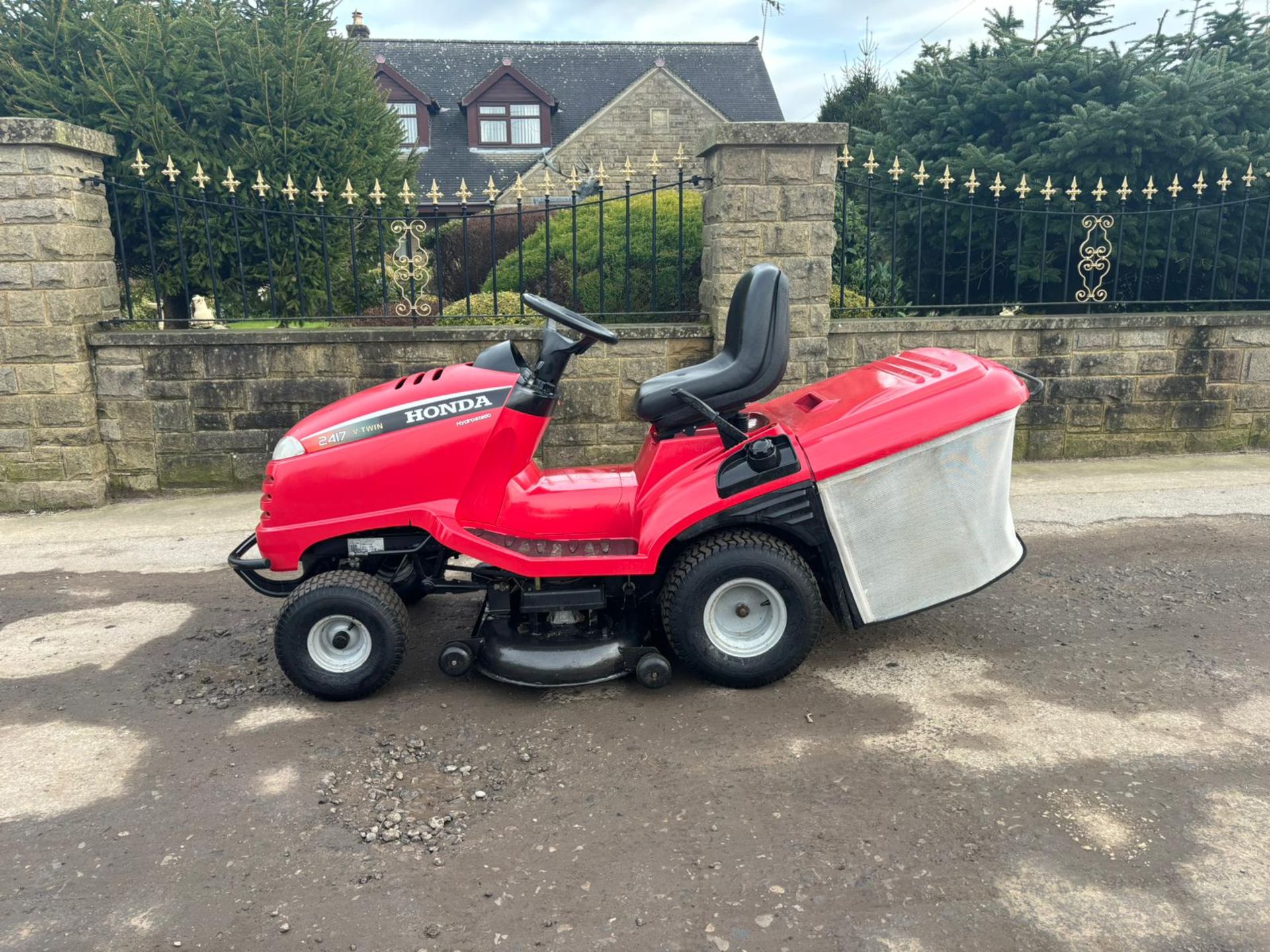 HONDA 2417 RIDE ON MOWER WITH REAR COLLECTOR *PLUS VAT* - Image 4 of 12