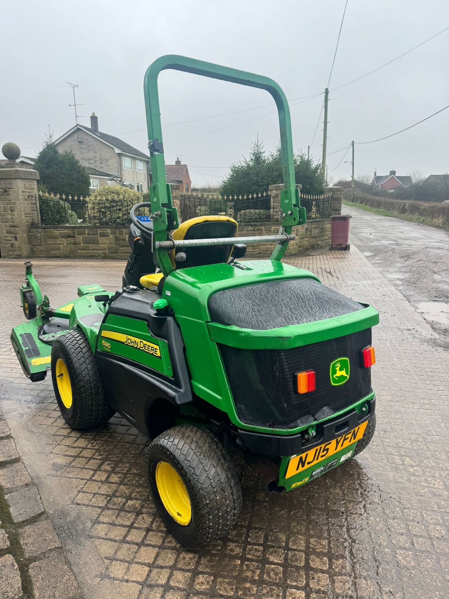 2015 JOHN DEERE 1580 RIDE ON LAWN MOWER *PLUS VAT* - Image 8 of 22