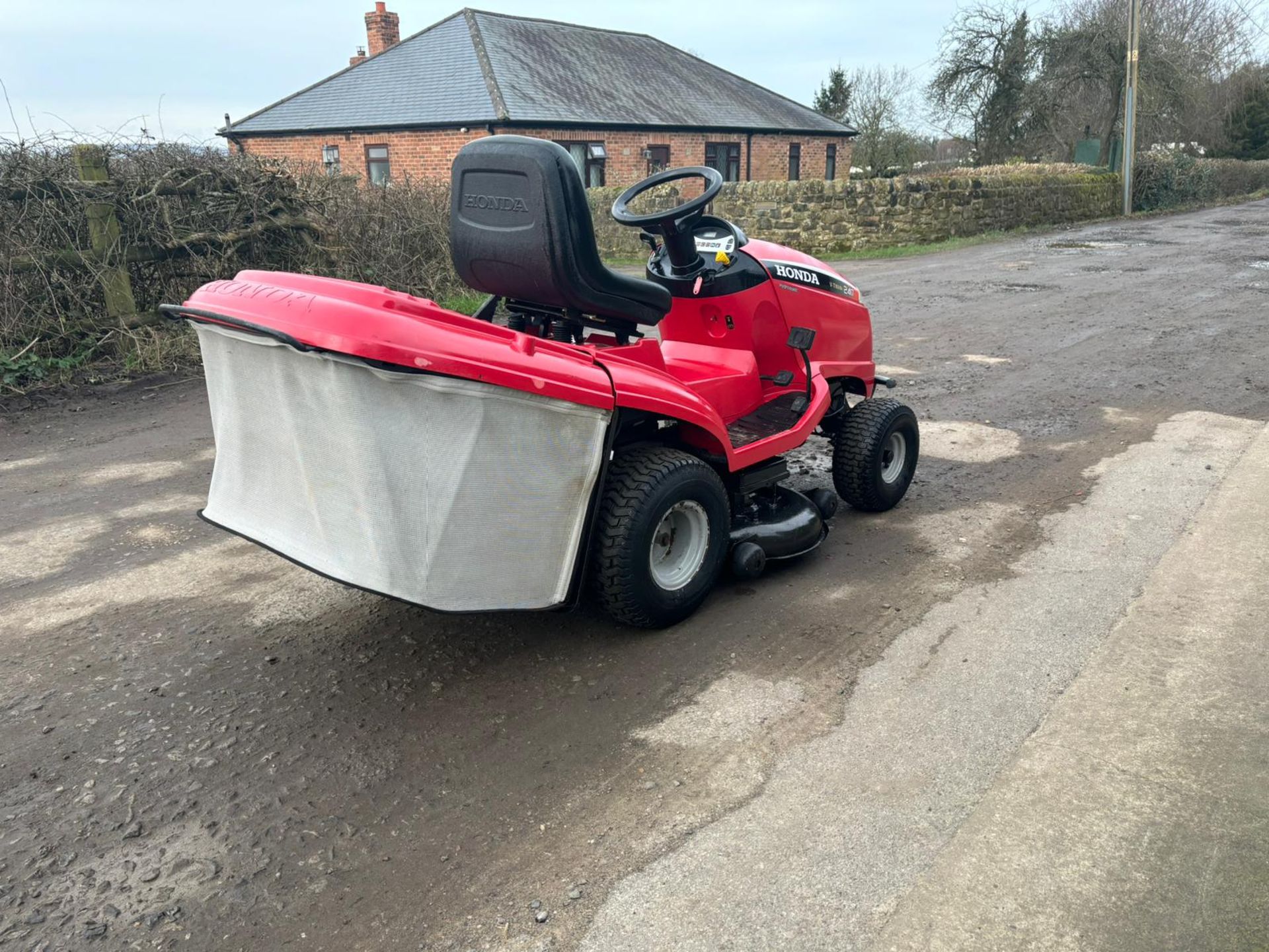 HONDA 2417 RIDE ON MOWER WITH REAR COLLECTOR *PLUS VAT* - Image 8 of 12