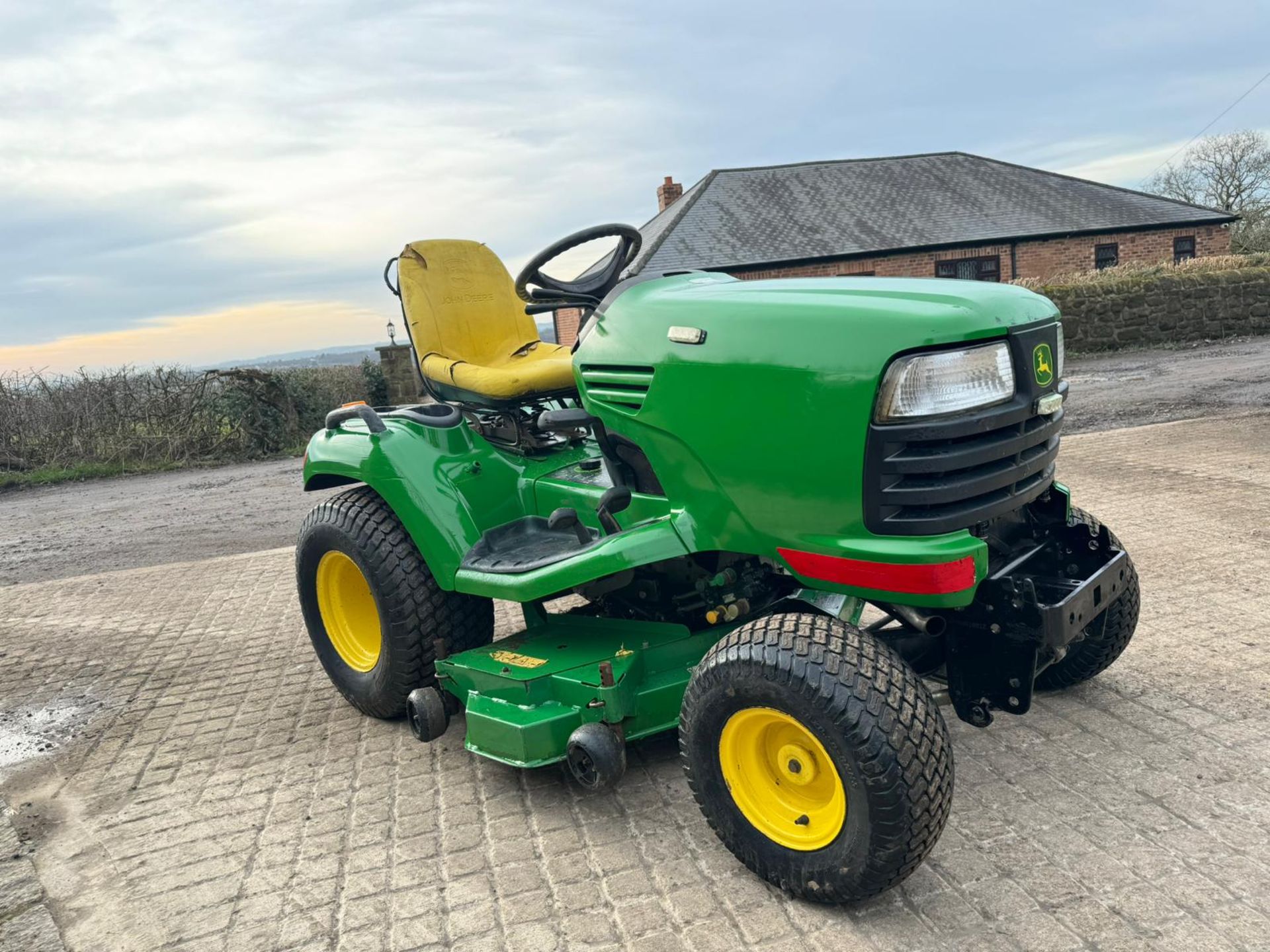 JOHN DEERE X740 RIDE ON LAWN MOWER *PLUS VAT* - Image 4 of 19