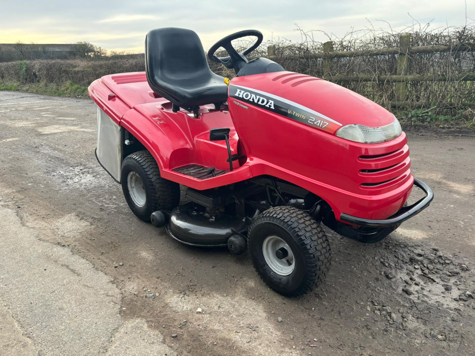 HONDA 2417 RIDE ON MOWER WITH REAR COLLECTOR *PLUS VAT* - Image 2 of 12